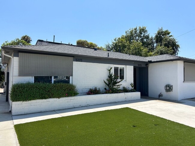 Building Photo - 5BD/2BA, Great Sunroom!