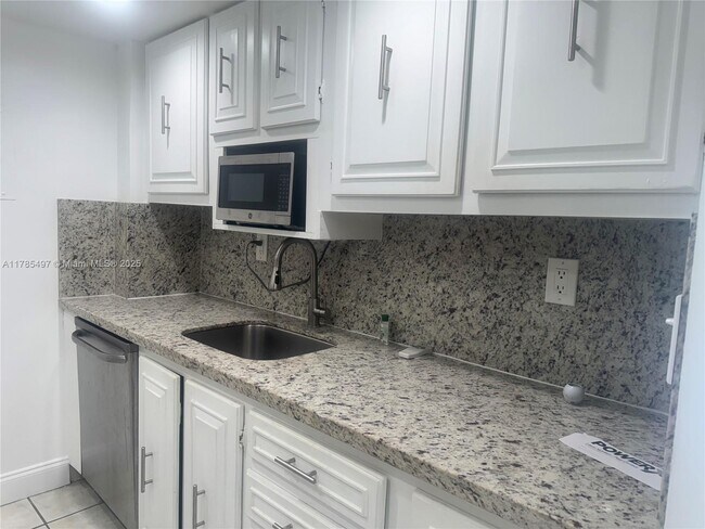 Foto del edificio - 2450 NE 135th St