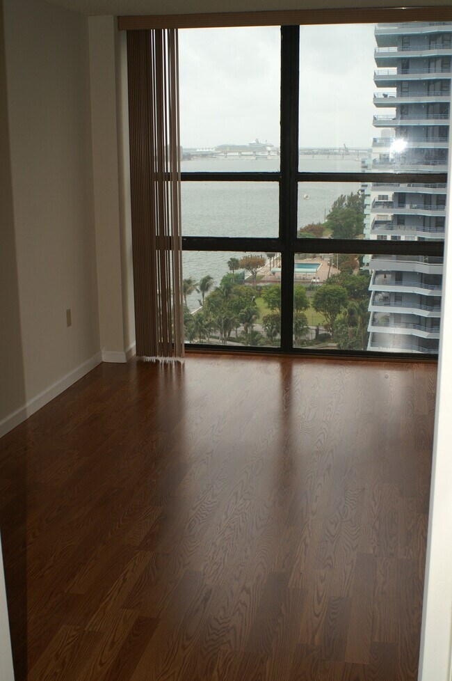 Foto del edificio - 600 NE 36th St