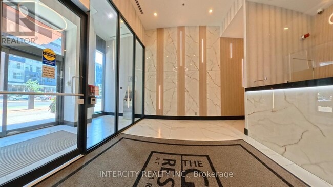 Photo du bâtiment - 4070-4070 Confederation Pkwy