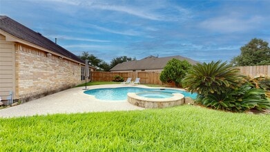 Building Photo - 2001 Balsam Lake Ln