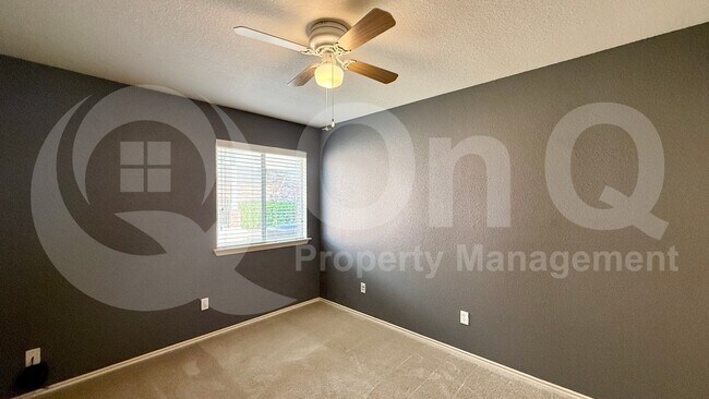 Foto del edificio - 705 Sweet Leaf Ln