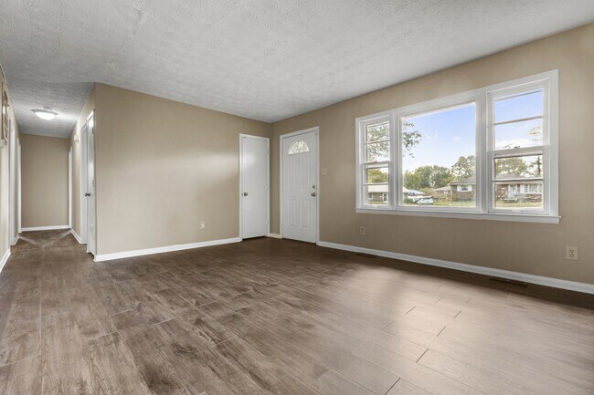 Foto del edificio - 2461 Mirahill Dr
