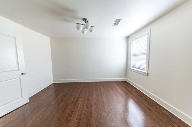 Foto del edificio - Renovated Condo on Fatherland, Minutes to ...