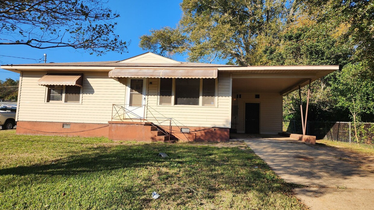 Foto principal - Great Starter Home - Near downtown Phenix ...