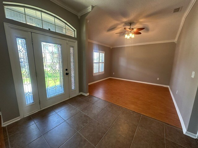 Foto del edificio - Spacious 4 Bedroom Home With Upstairs Private Suite And 2 Car Garage