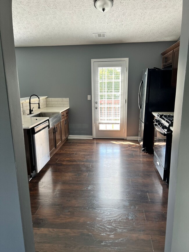 Kitchen - 8095 Chapman Ter