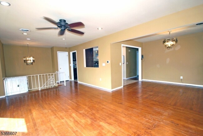 Foto del edificio - 561 Anderson Ave