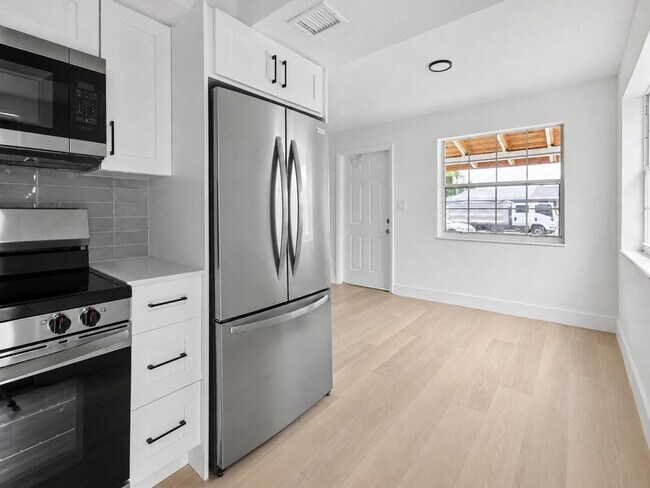 Building Photo - 411B NE 57th Ct