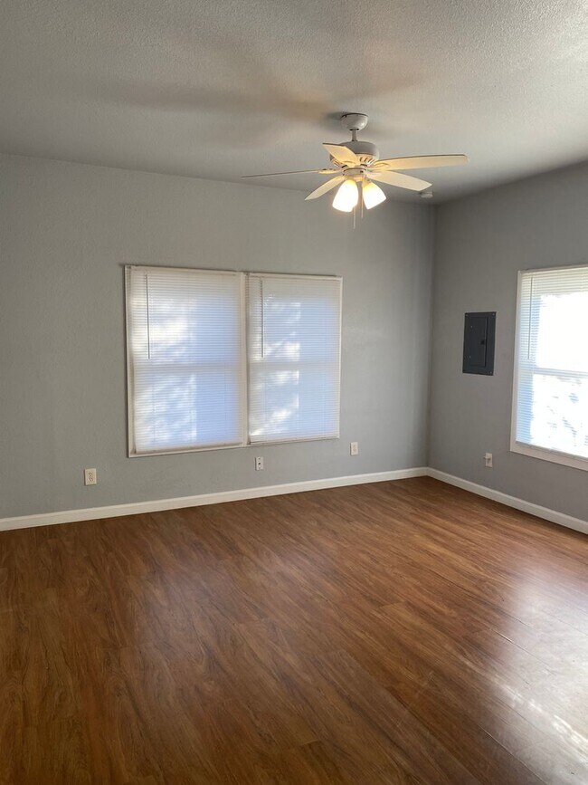 Foto del edificio - 419 W Mistletoe Ave