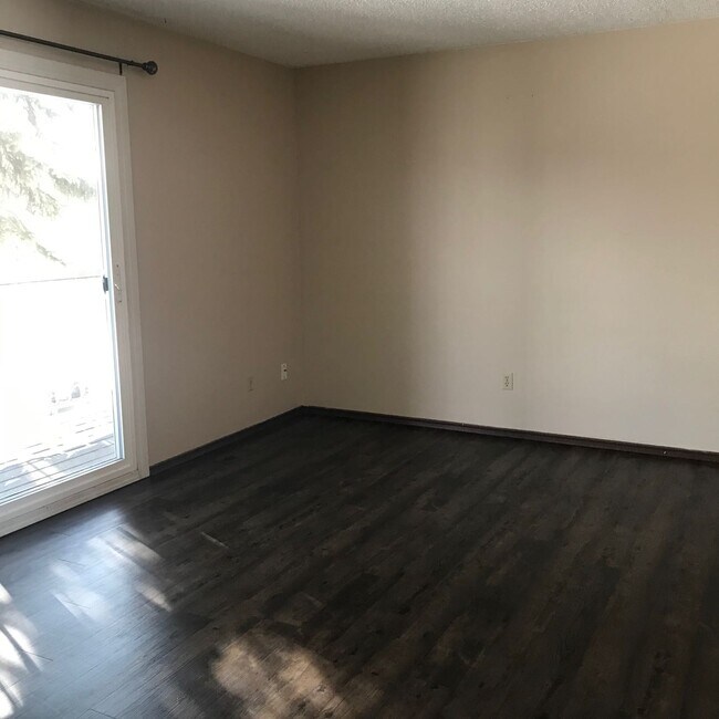 Photo du bâtiment - 3 Bed 1.5 Bath Unit in Red Deer, AB