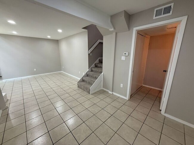 Building Photo - 889 Dublin Dr