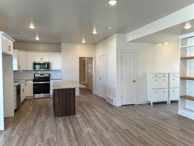 Foto del edificio - 4 bedroom 2.5 bath Plain City House