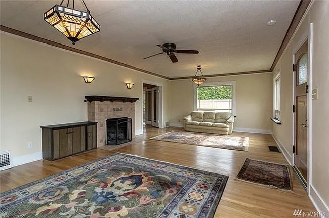 Building Photo - Charming Bellingham Retreat with Bright Living Spaces & Private Yard