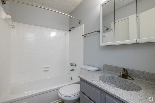 1HAB, 1BA - 730 ft² - Baño - Whitehall Apartments