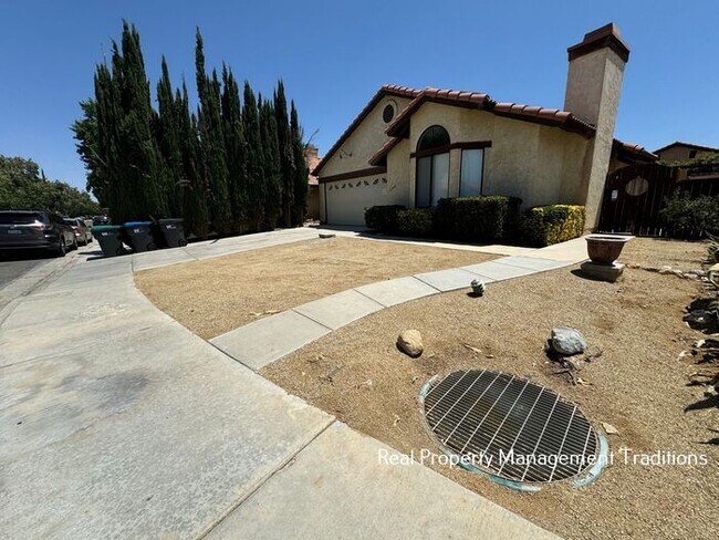 Building Photo - Freshly Rehabbed 3 + 2 in Palmdale