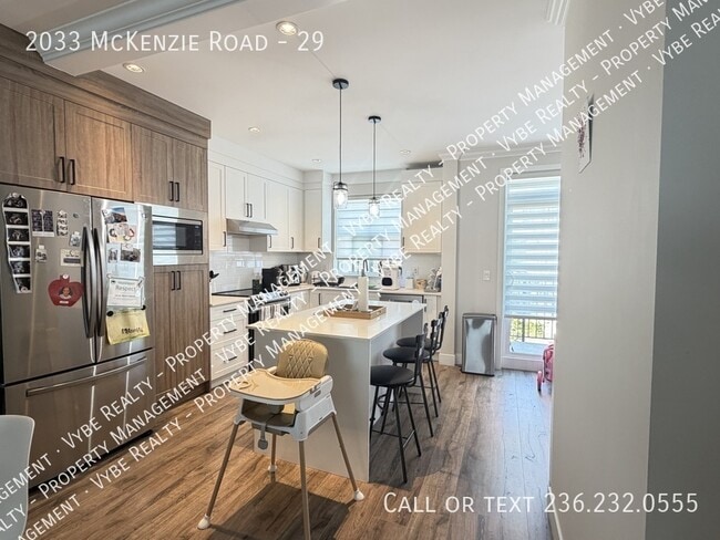 Building Photo - Beautiful Townhouse - Prime Location