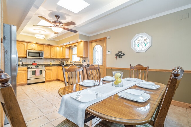 Building Photo - 405 S Dryden Pl