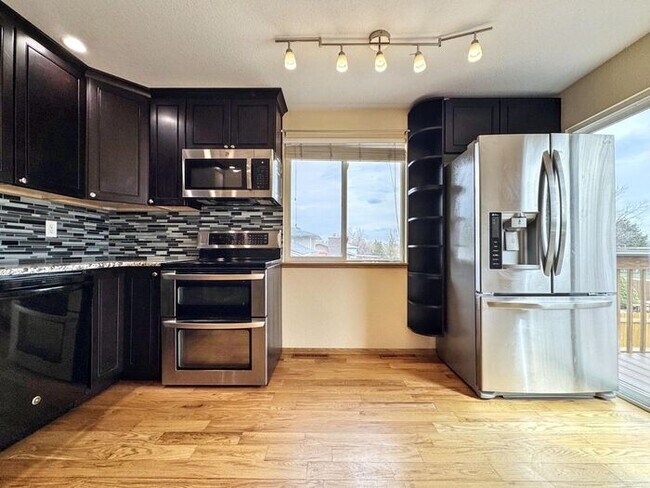 Foto del edificio - Spacious 4-Bedroom Home with Modern Amenit...