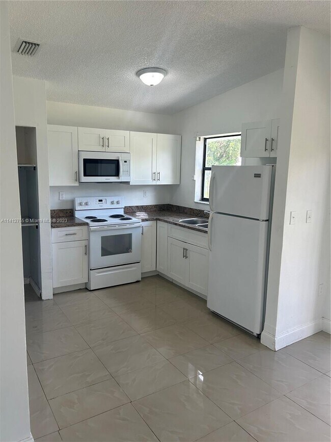 Foto del edificio - 3481 NW 193rd St