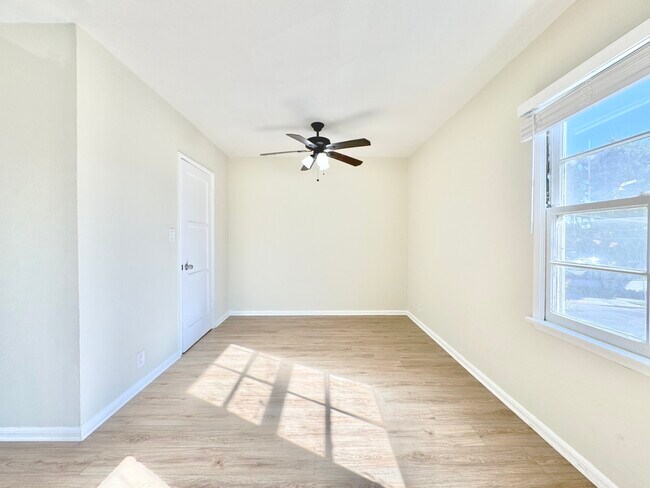Foto del edificio - 6851 Willoughby Ave