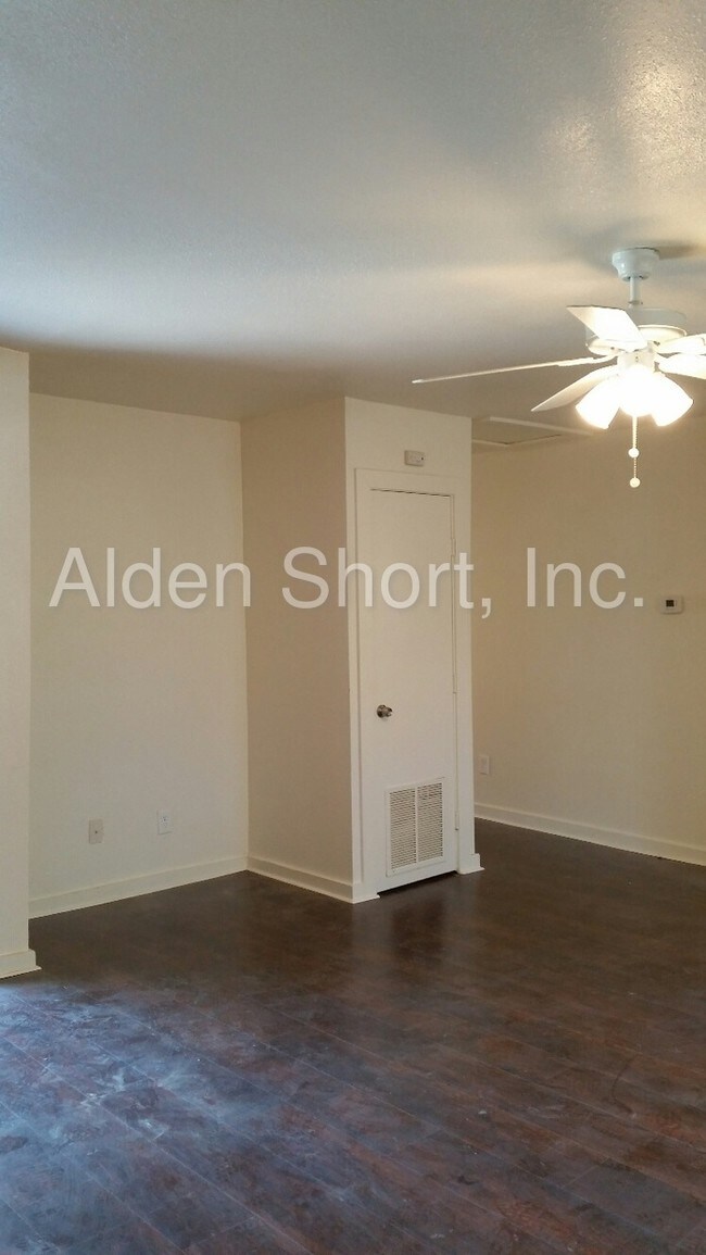 Building Photo - 209 Woodbridge Way