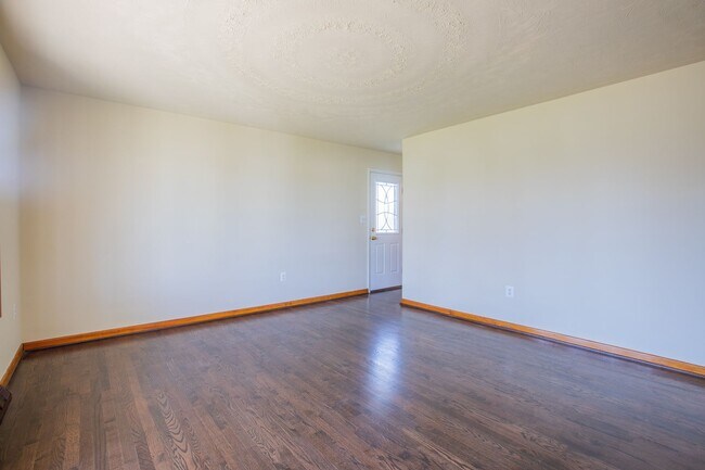 Building Photo - Stunning 3 BR/2 BA Single-Family Home in B...