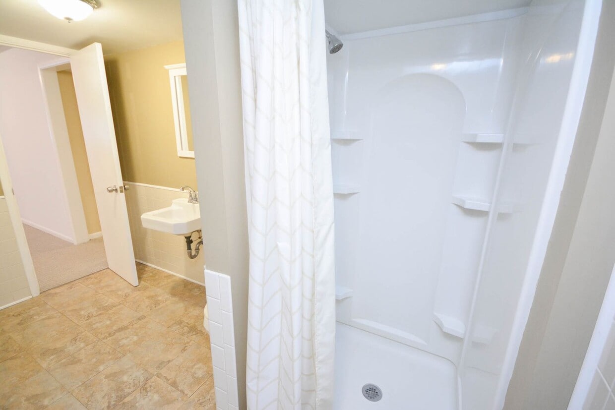 Primary Photo - Gorgeous NE Rochester home with TONS of sp...