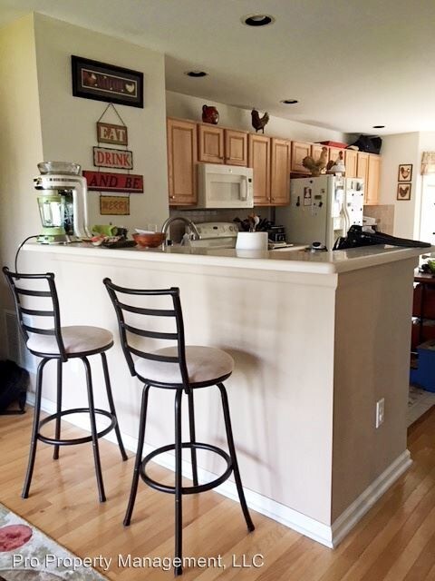 Foto del edificio - 2 br, 2.5 bath Apartment - 1607 Larson Drive