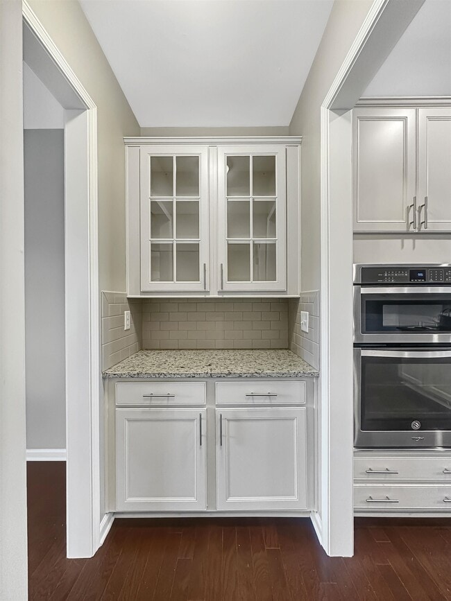 Building Photo - 813 Firefly Ct