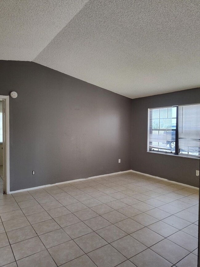 Foto del edificio - Welcome to Silver Springs Shores–Plaza Rid...