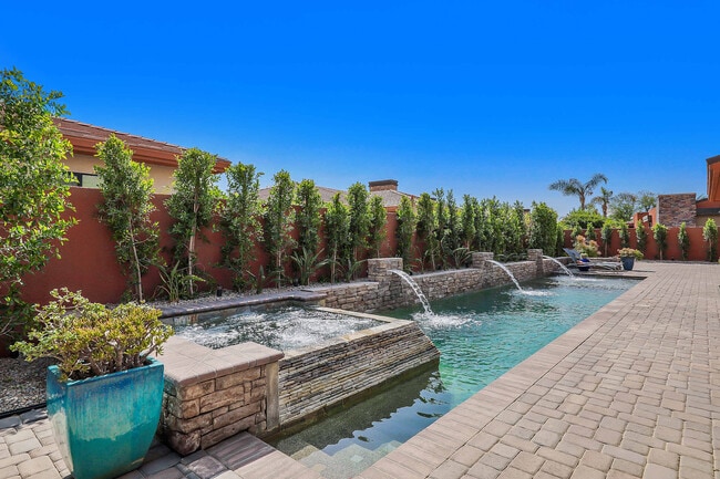 Building Photo - 50070 Vía De Moda