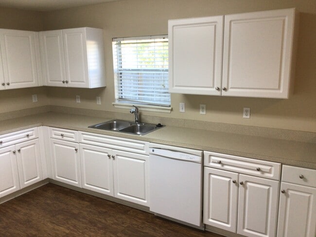 Building Photo - 103 Lakewood Dr