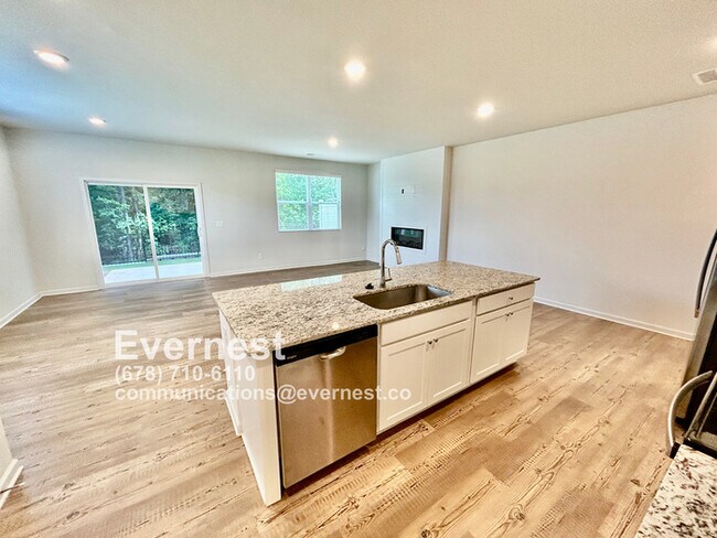 Foto del edificio - 3-Bedroom Home with Large Lawn and Ideal L...