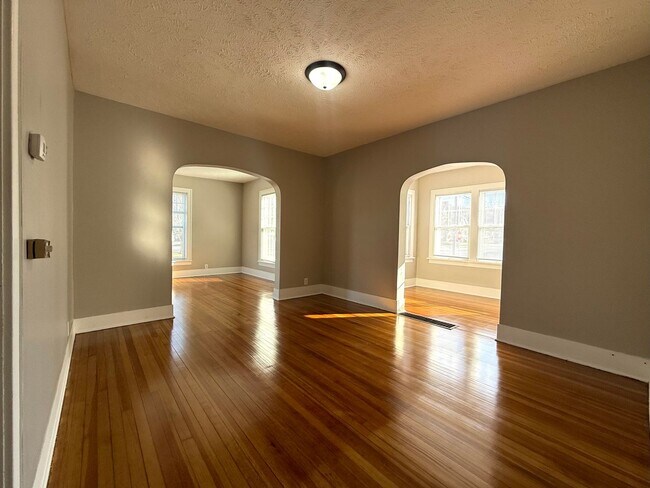 Building Photo - Charming 2 Bedroom Home with Garage on Corner Lot