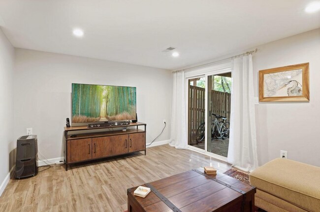 Foto del edificio - 7733 Marshall Heights Ct