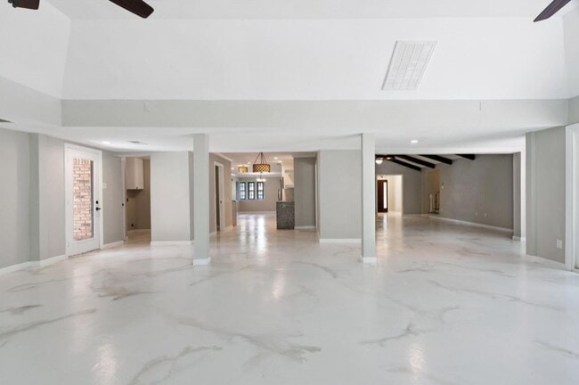 Building Photo - 570 Roanoke Dr