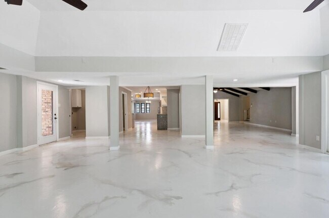 Foto del edificio - 570 Roanoke Dr
