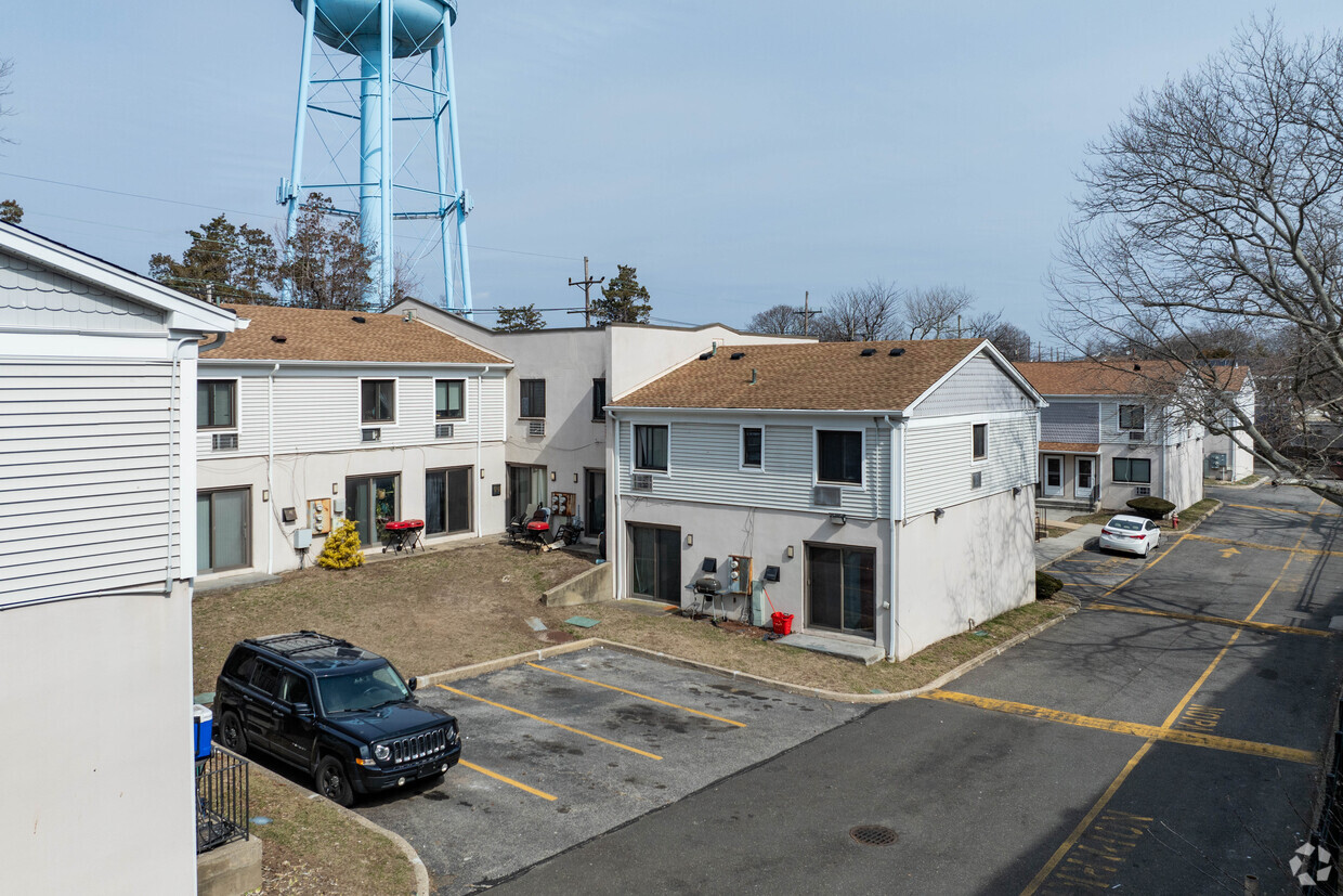 Building Photo - Clinton Court Apartments