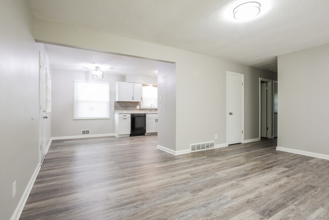 Foto del edificio - 6705 N Indiana Ave