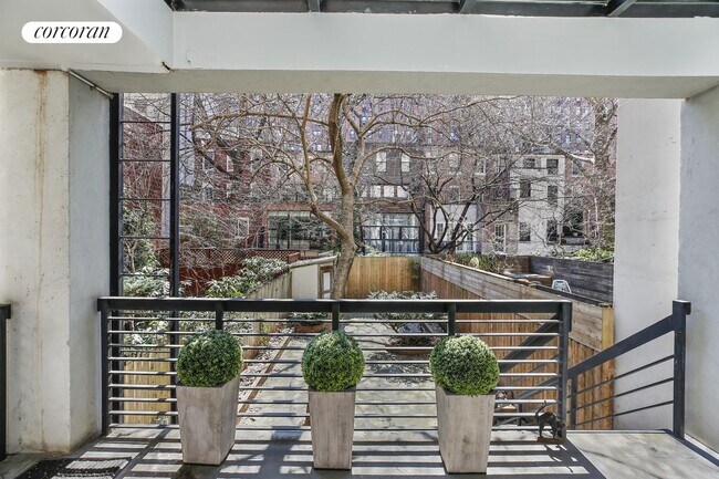 Foto del edificio - 448 W 25th St