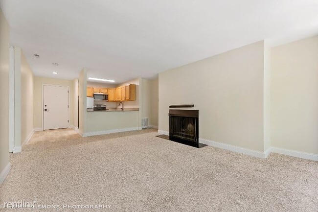 Building Photo - 1 br, 1 bath Condo - 5830 Oakwood Dr