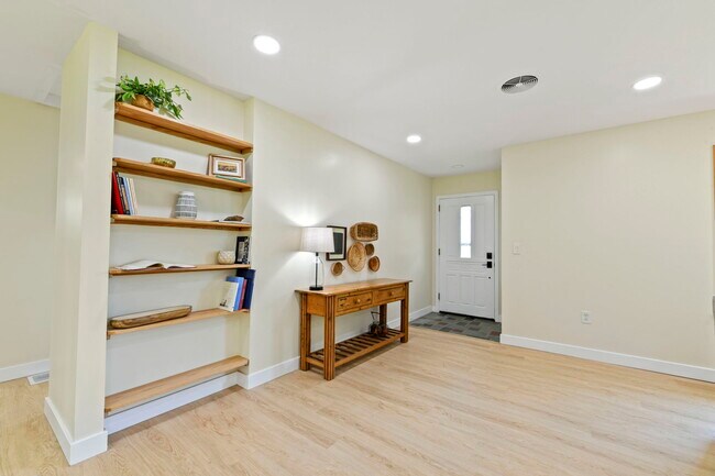Foto del edificio - 719 Hanshaw Rd