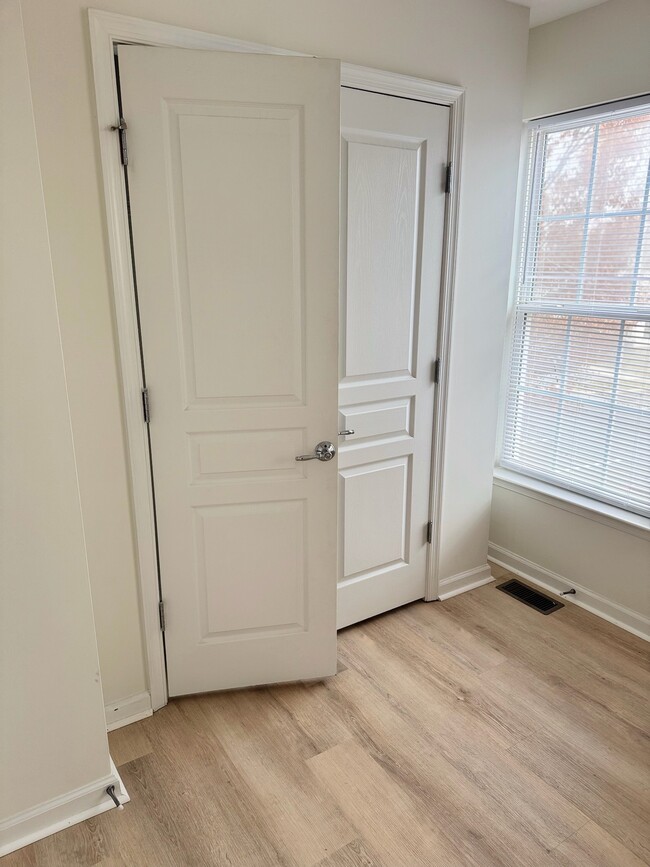 Building Photo - 1496 Artisan Ct
