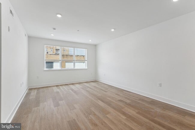 Building Photo - 1419 W Grange Ave