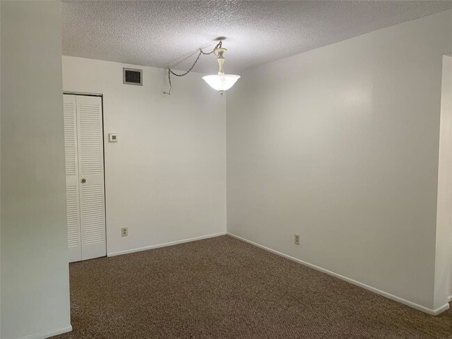 Foto del edificio - 511 Gardens Dr