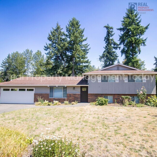 Foto del edificio - Charming 3 Bedroom with Huge Backyard!