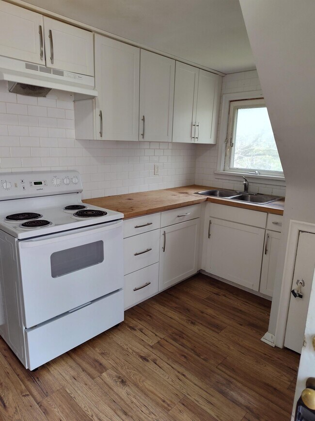 Photo du bâtiment - 25-25 Meinzinger Ave