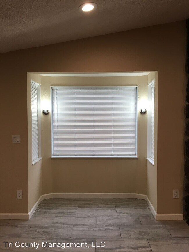 Foto del edificio - 3 br, 2 bath House - 10910 E Burnside St