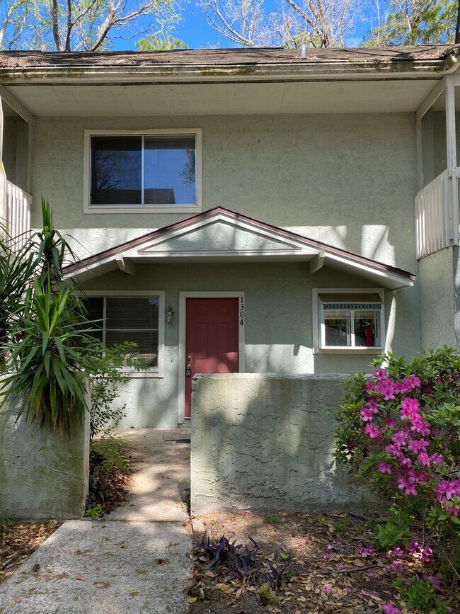 Foto del edificio - Updated 3 bed / 2.5 bath Townhome in Prime Gainesville Location